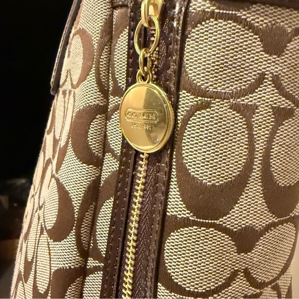 Coach Gallery signature Khaki Tote. F19388 - Picture 13 of 16